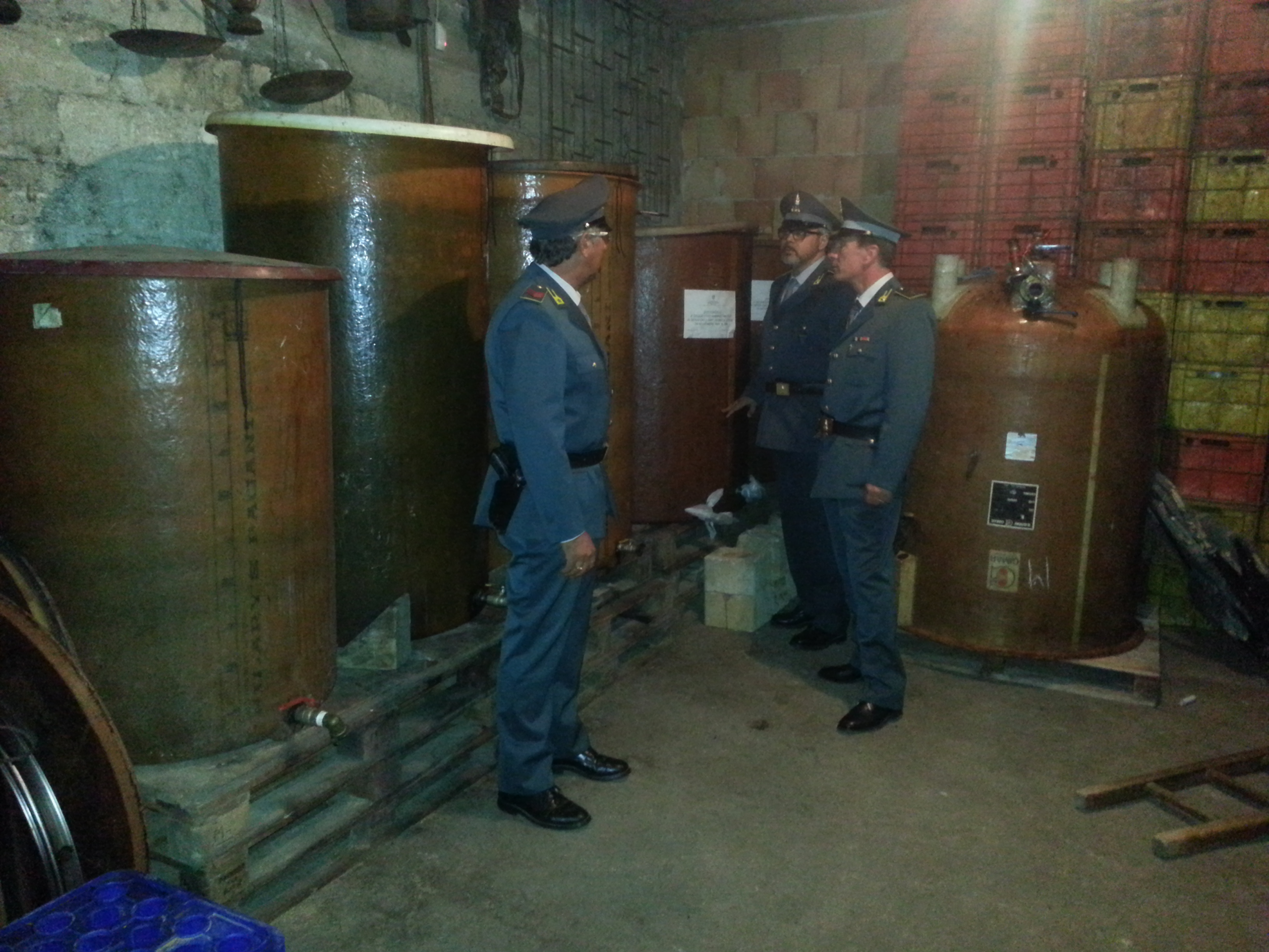 Sequestrati oltre 4.000 litri di prodotti vinosi