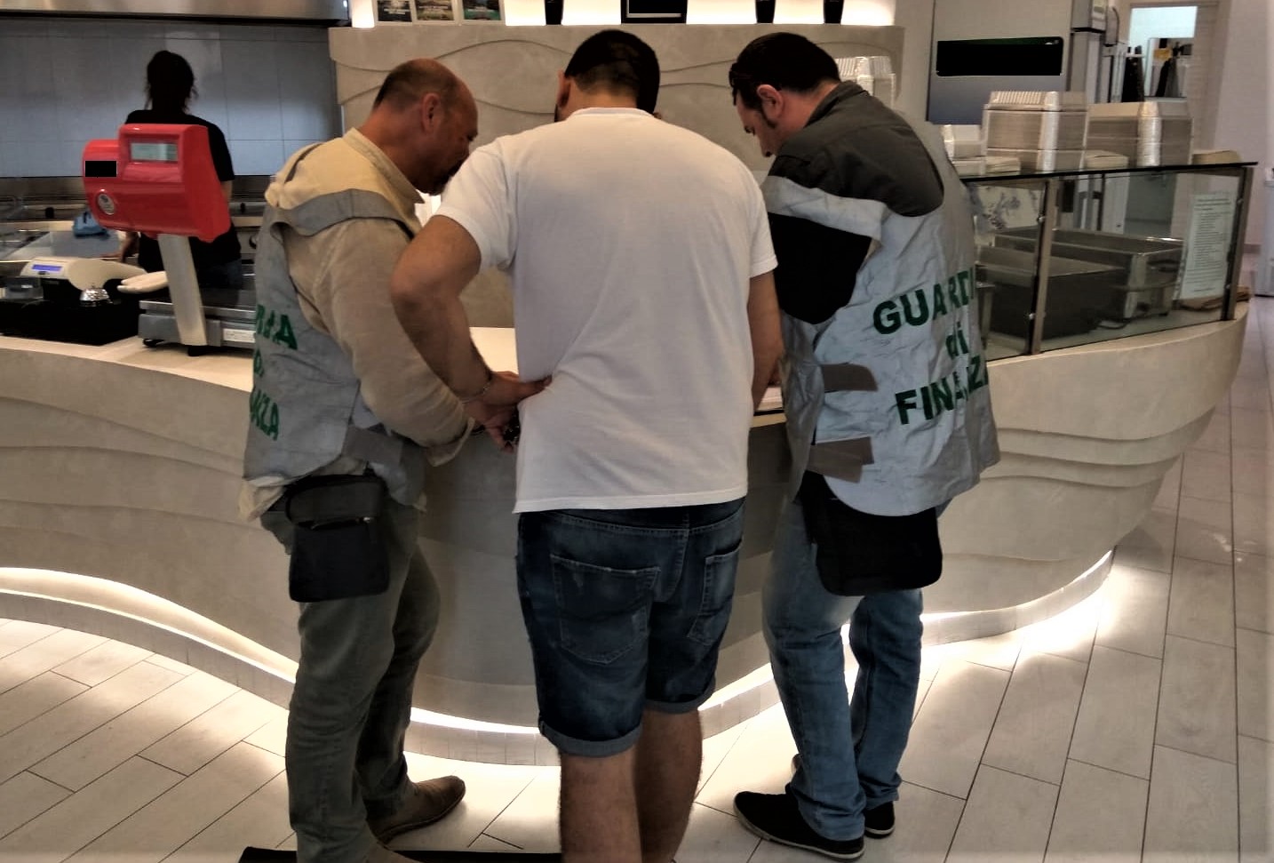 GUARDIA DI FINANZA: LAVORATORI IRREGOLARI E A NERO IN AZIENDE DEL SUD EST BARESE, DENUNCE E SANZIONI