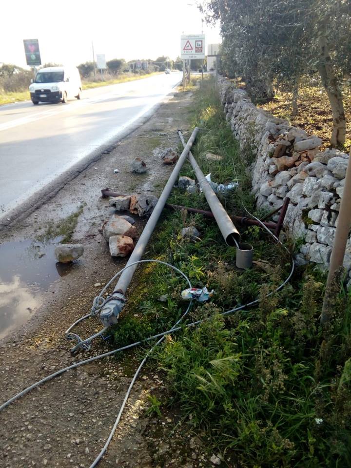 CONVERSANO La Banda della Bmw abbate i pali della luce per sbarrare la strada ai Carabinieri