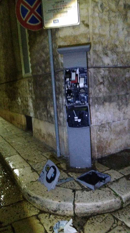 CASTELLANA Vandali scatenati, parcometro distrutto con i petardi