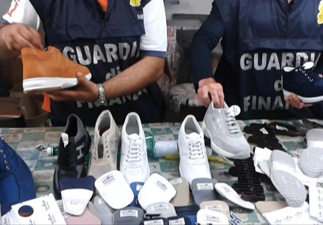 PORTO DI BARI Sequestrate 6mila paia di scarpe contraffatte
