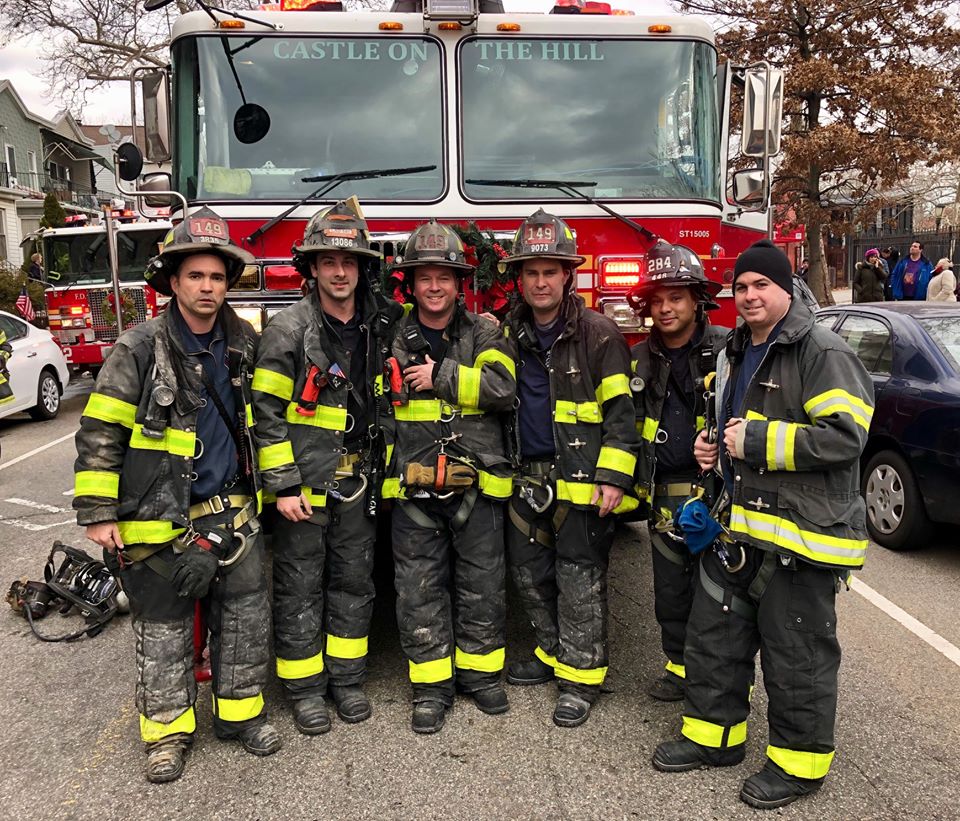 NEW YORK Foto Paolo Vellucci al centro della squadra di pompieri che ha salvato l'anziana