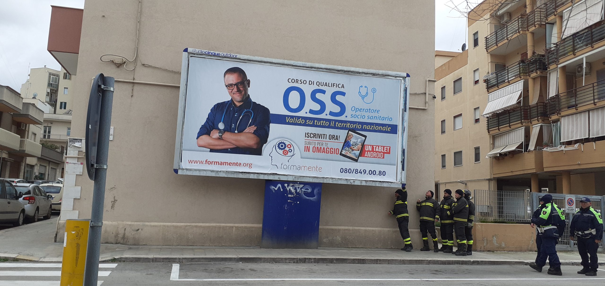 Monopoli, cartellone pericolante in V.le delle Rimembranze