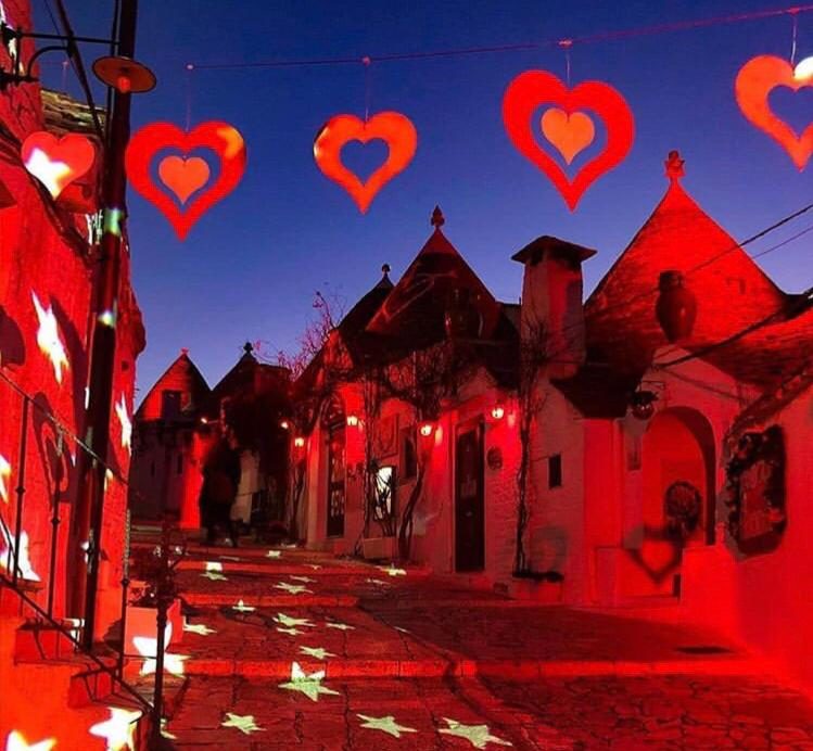 Alberobello si tinge di rosso