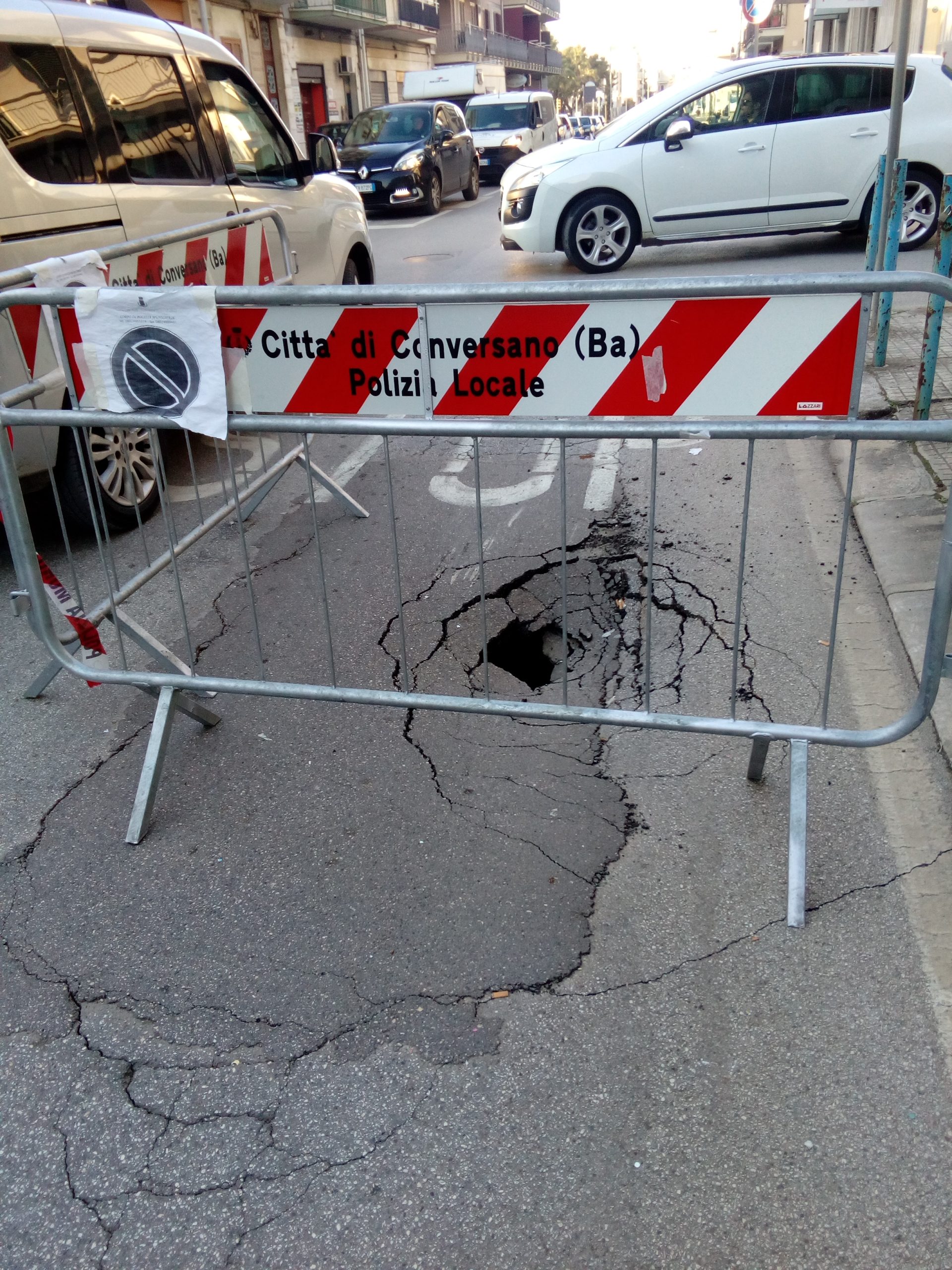 Conversano, sprofonda la strada in via Melillo