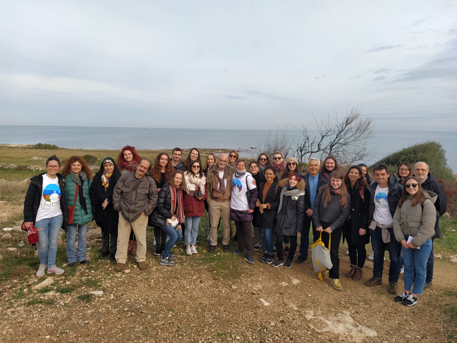 POLIGNANO Foto gruppo studenti e comitato civco a Ripagnola