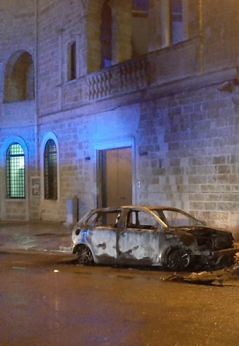 Gioia, in fiamme l’auto di un carabiniere