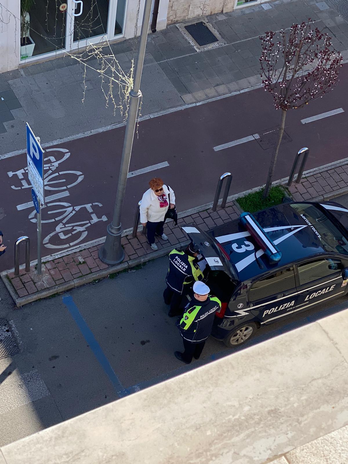 Conversano, i vigili bloccano donna in via Matteotti