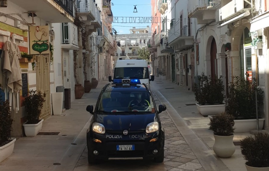 Polignano, centro storico disinfettato (video)