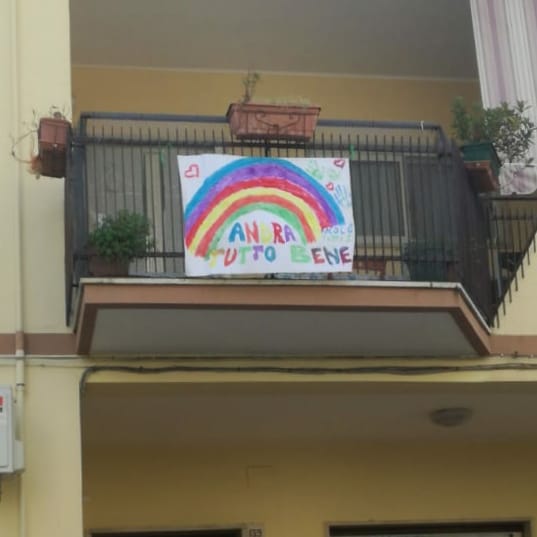 Mola invasa dagli arcobaleni dei bambini