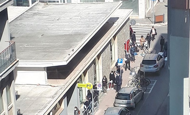 Monopoli, coronavirus, assembramenti alle poste