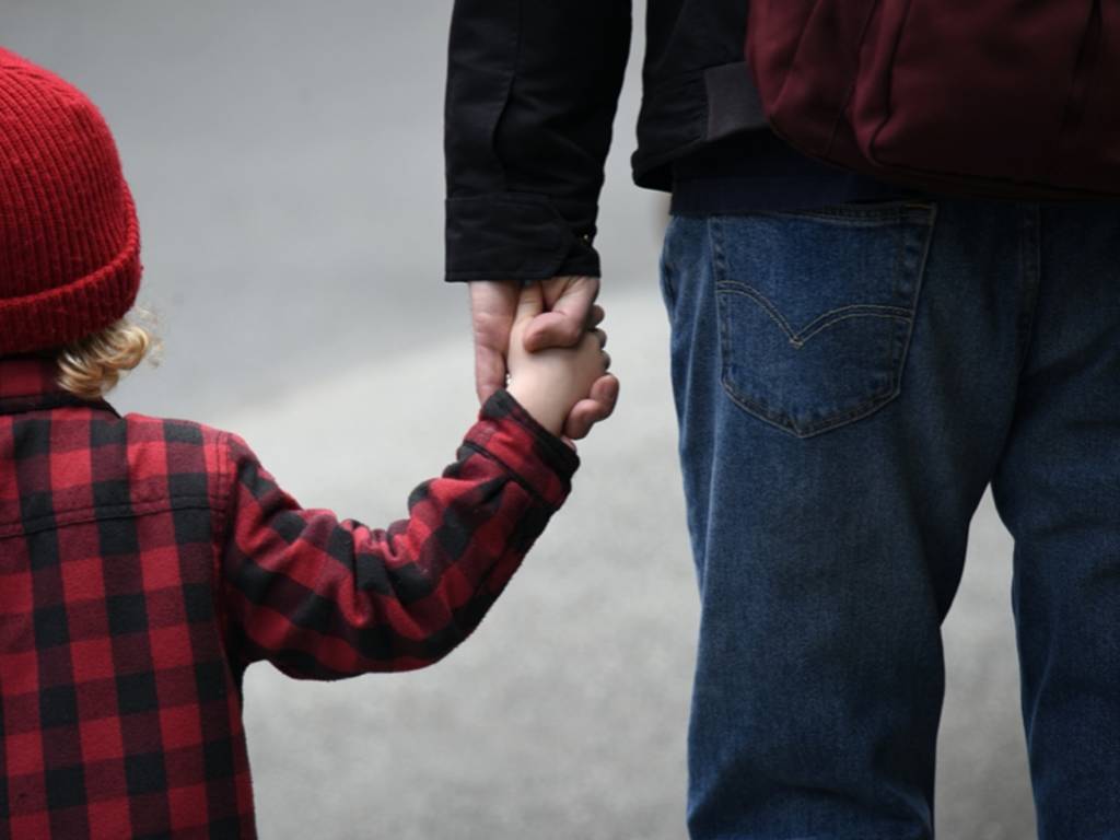 padre-figlio-mano-generica-622752.1024x768