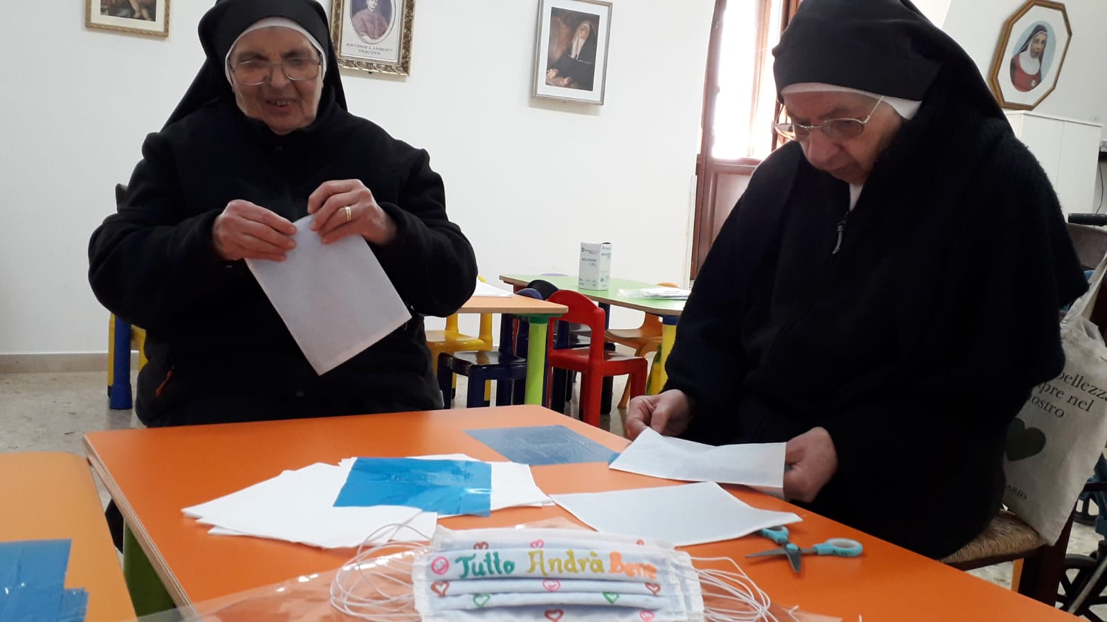Conversano, dai tessuti degli altari le mascherine delle suore