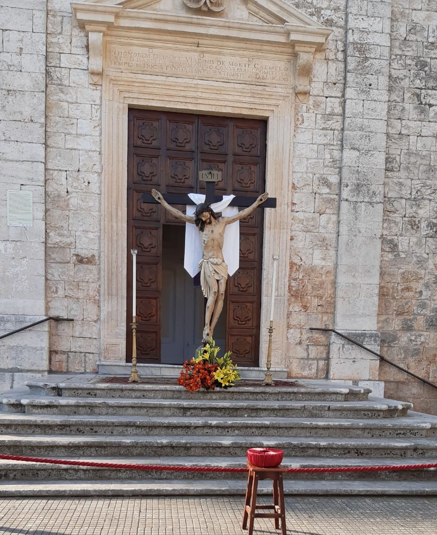Conversano, parroco del Carmine espone Crocifisso miracoloso