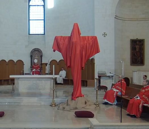 A Conversano il vescovo espone la Croce del XIII sec esposta nelle epidemie