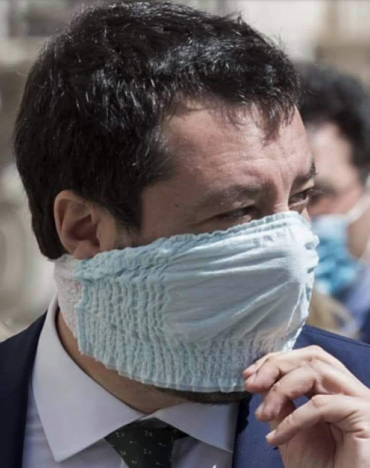 La strana “maschera” di Matteo Salvini