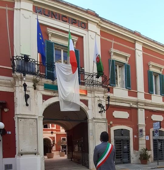 Monopoli, lenzuolo bianco a Palazzo di Città