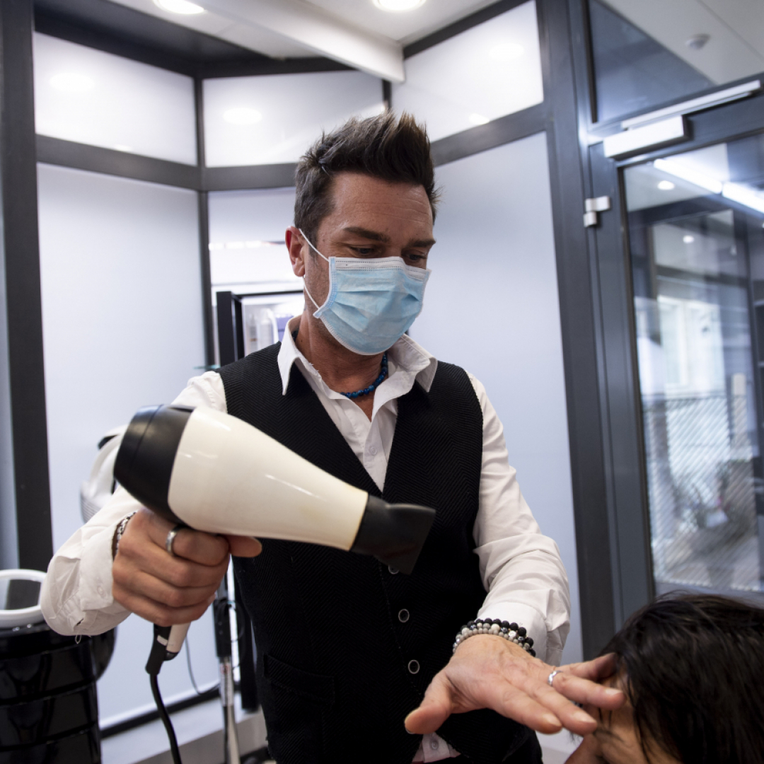 Puglia, buone notizie per parrucchieri ed estetiste: riaperture anticipate