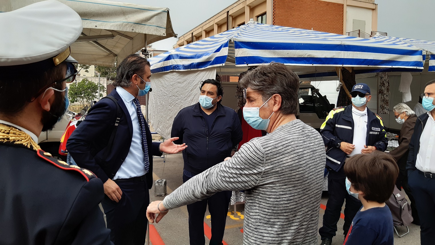 Monopoli, il sindaco Annese in giro per il mercato