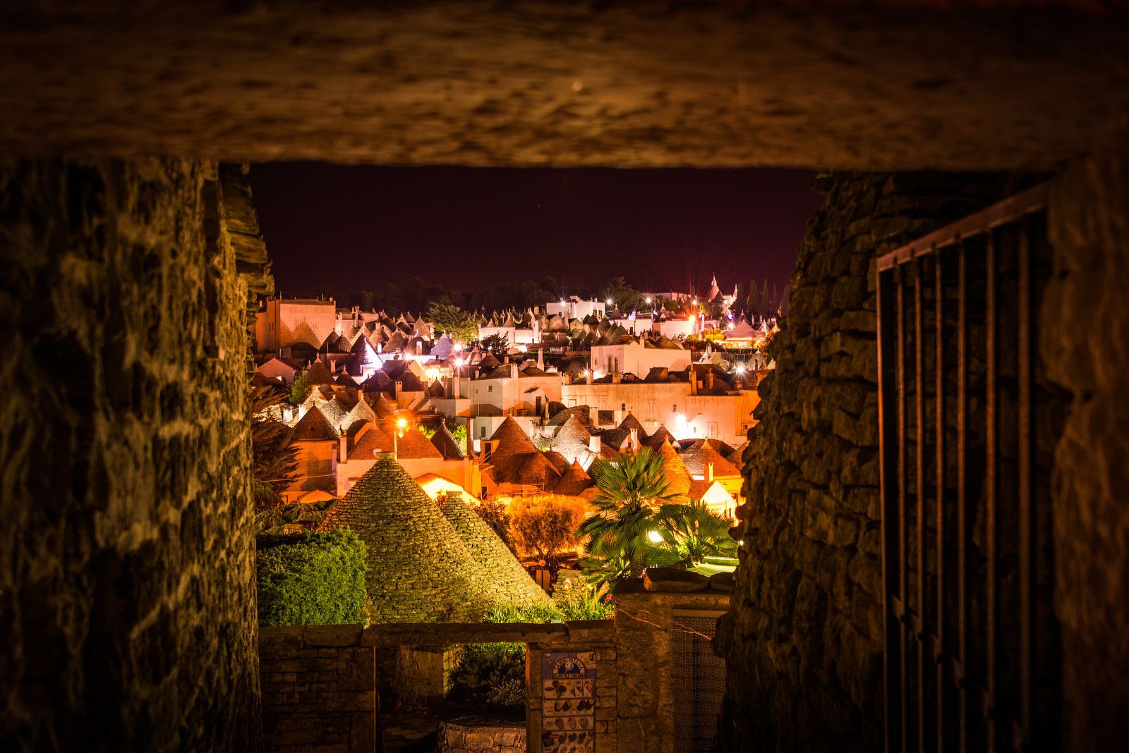 Alberobello, dopocena tra i coni illuminati dalle stelle