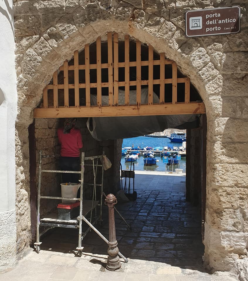 Monopoli, restaurata la porta del “caricaturo”