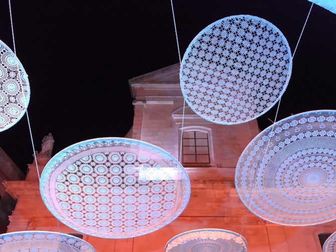 I centrini d’artista colorano il cielo di Cisternino