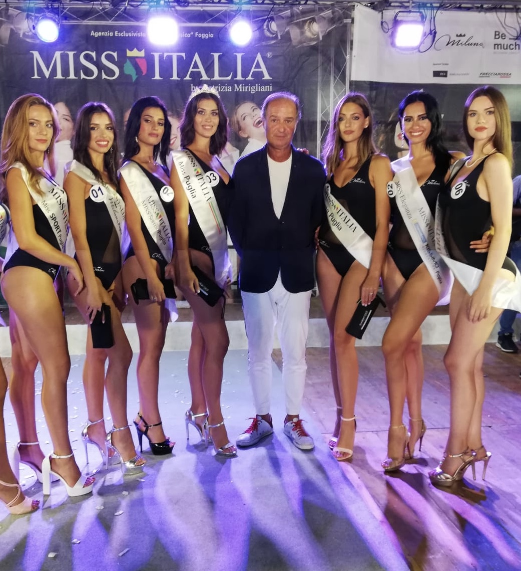 Mimmo Rollo con un gruppo di miss
