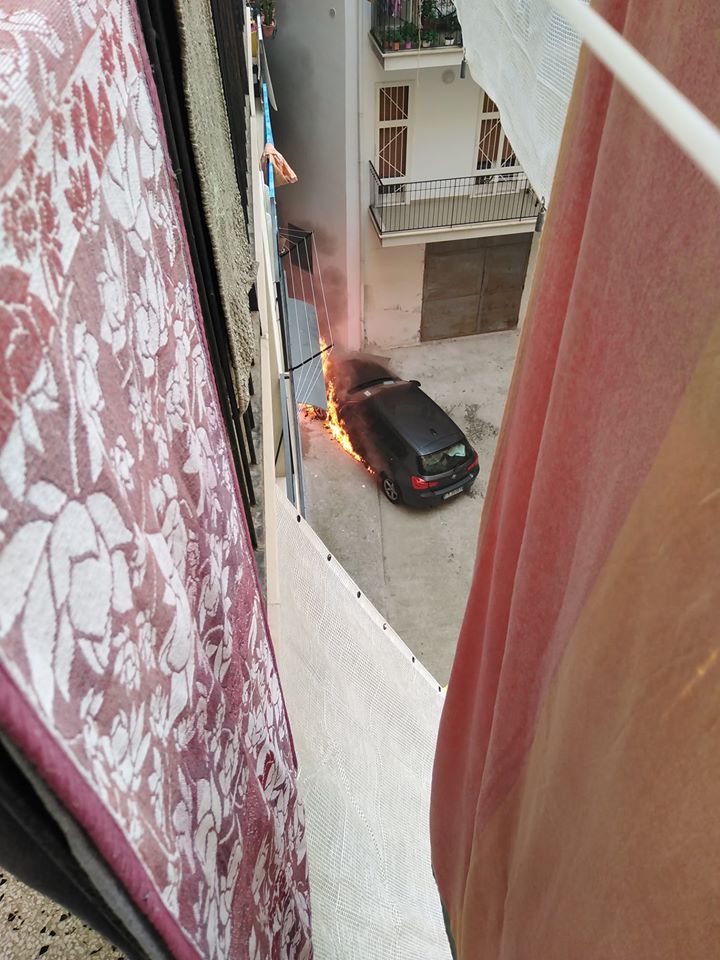 auto in fiamme