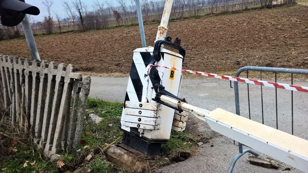 passaggio a livello danneggiato-2