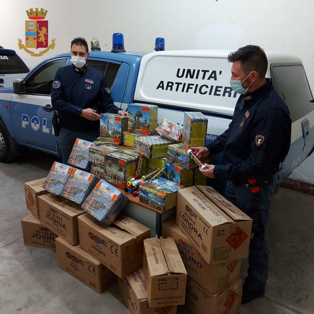 Capurso, aveva in casa 175 kg di fuochi pirotecnici, denunciato