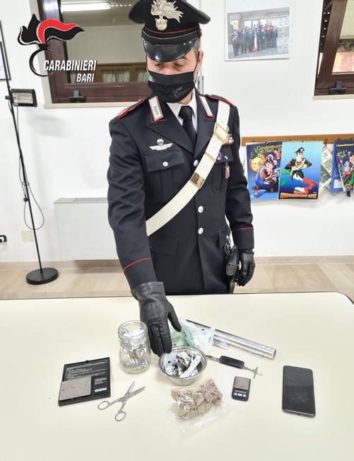 Putignano: droga nel vano del cambio, arrestato 38enne