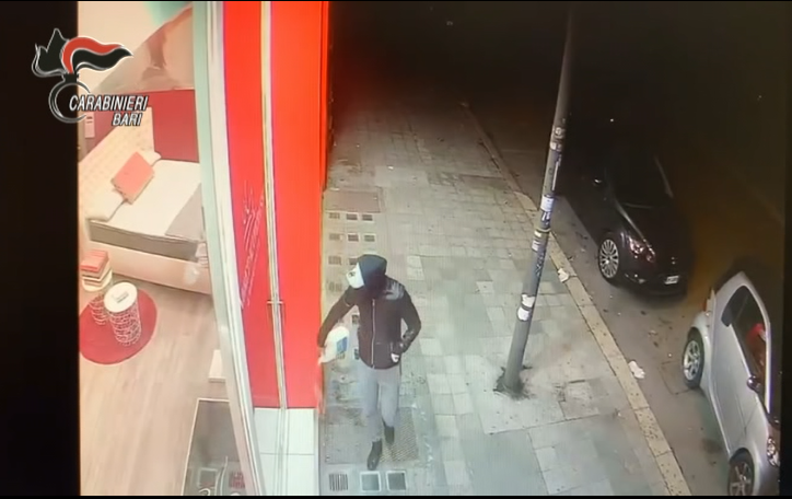 Arrestato dai Carabinieri un affiliato per l’incendio alle vetrate di un negozio nel quartiere Carrassi