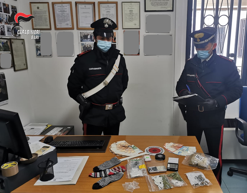 Conversano, appartamento adibito a piazza di spaccio.