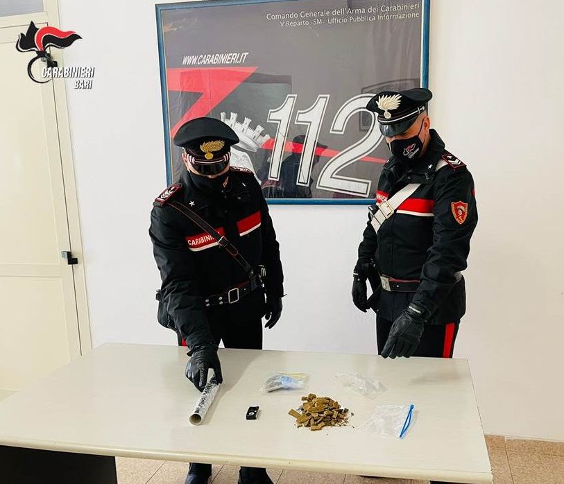 Bari, spaccio di droga in condominio