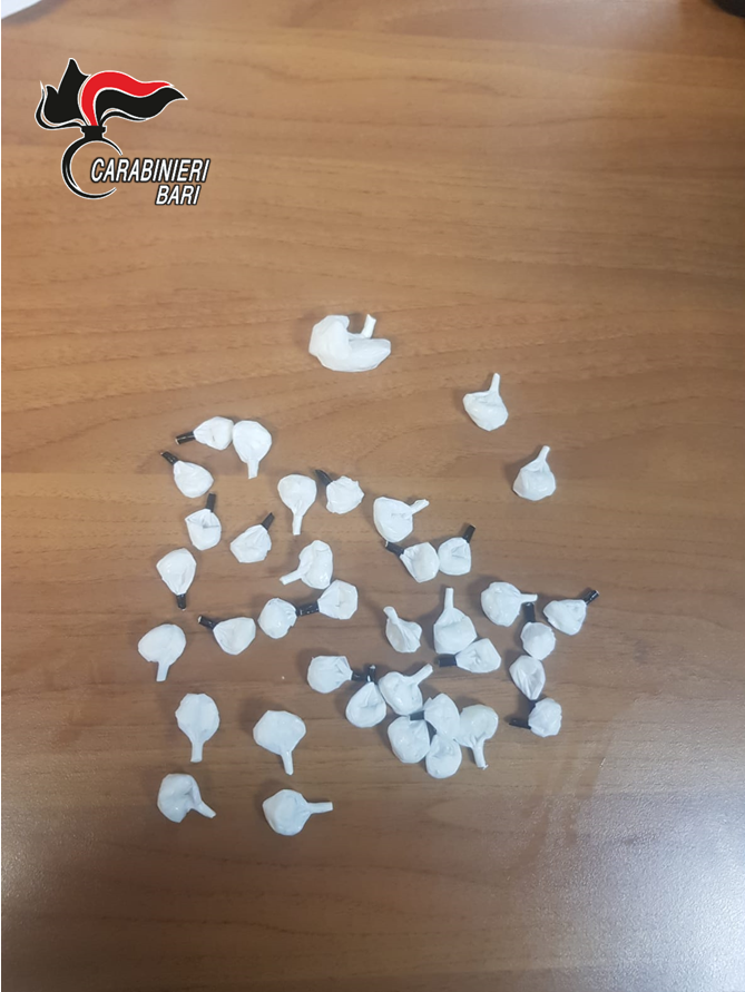 Polignano, lanciano cocaina in acqua per sfuggire ai controlli