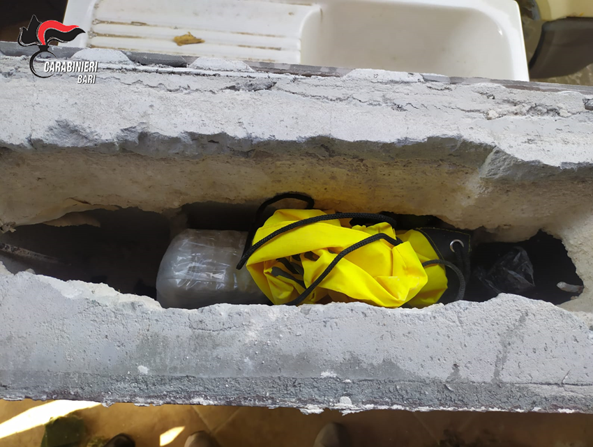 Conversano. Nasconde armi e droga nel terreno, arrestato dai Carabinieri