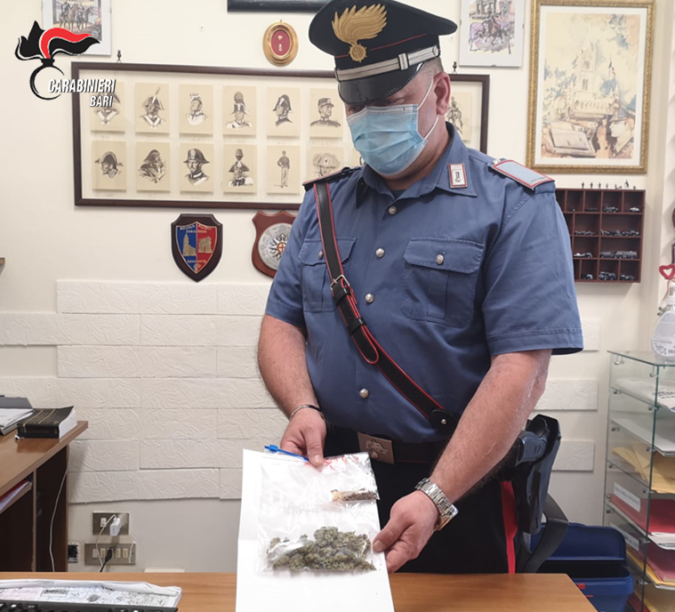 Alla vista dei carabinieri lancia la marijuana dal finestrino