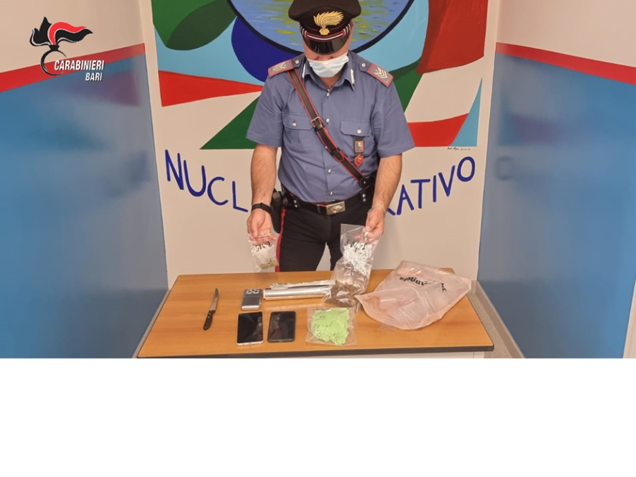 Barbiere “taglia” l’hashish, in casa, con un “cliente”