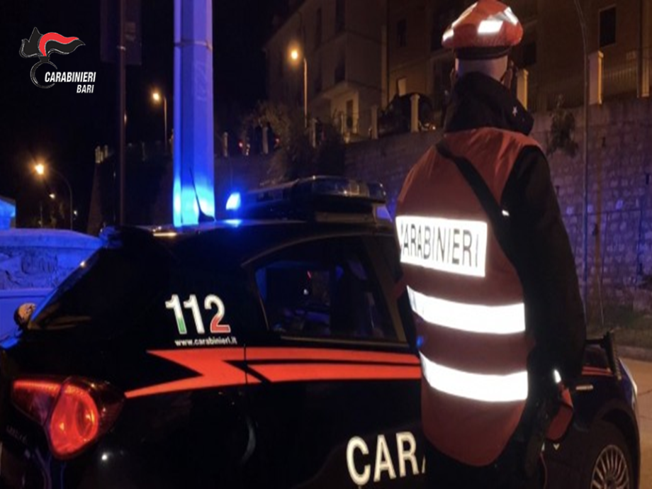 Va in giro con il lampeggiante e posta il video sui social