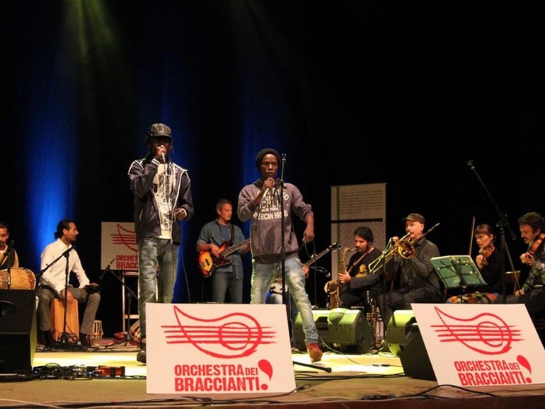 L-orchestra-dei-braccianti-in-concerto-contro-lo-sfruttamento