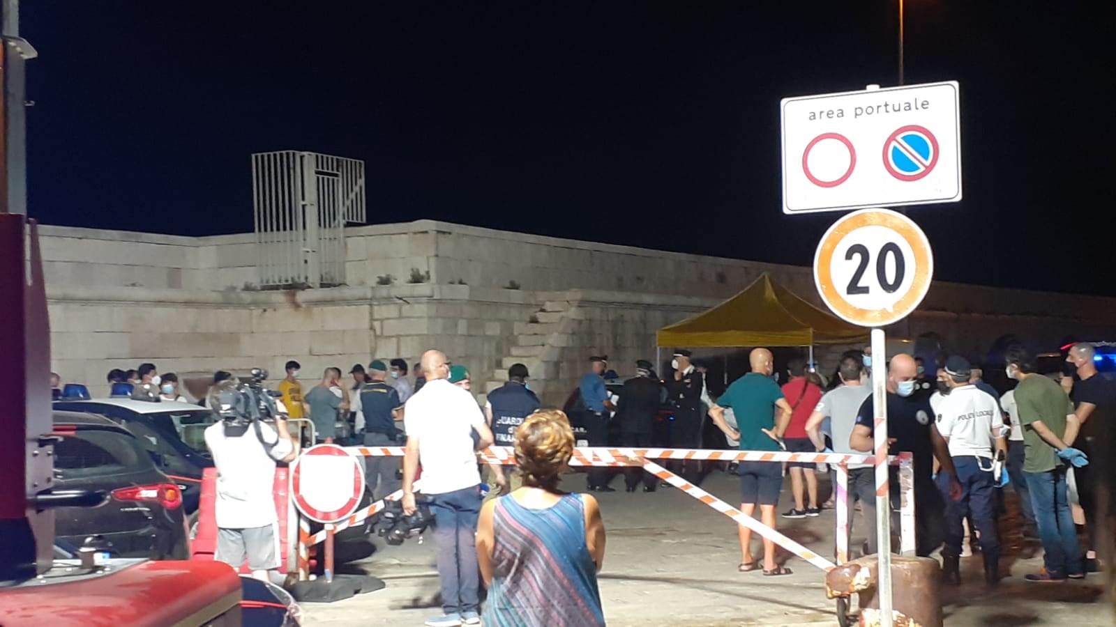 Mola, sbarcati nel porto 60 migranti, ci sono bambini e donne