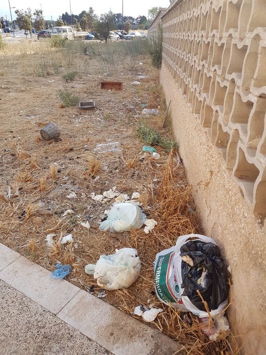 Mola, rifiuti per strada a Caracappa