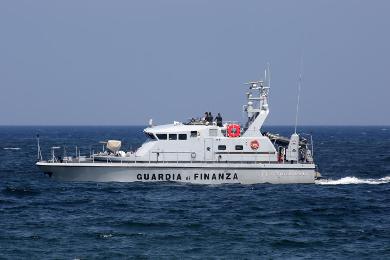 Palermo, La guardia Costiera recupera i migranti di Open Arms che si sono gettati in mare