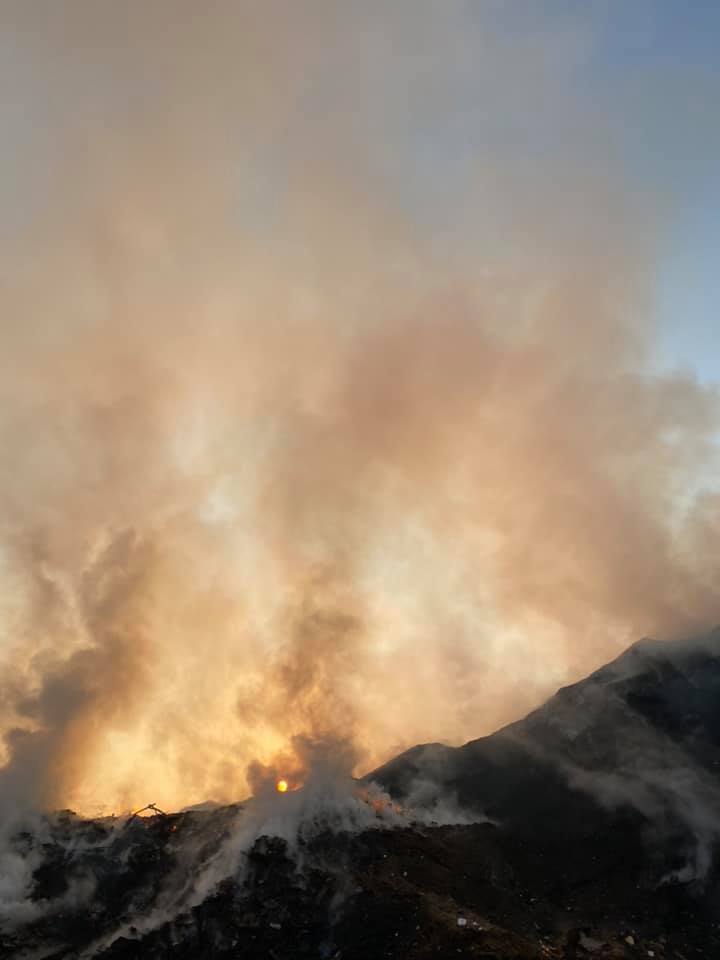 Mola, brucia da 3 giorni deposito di legno