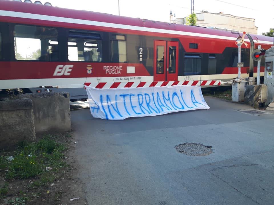 CONVERSANO FOTO PROTESTA DEL COMITATO CIVICO CHE CHIEDE L'INTERRAMENTO DEI BINARI