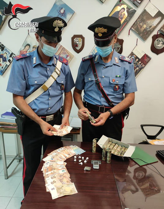 Noci, 39enne custodiva esplosivo e droga