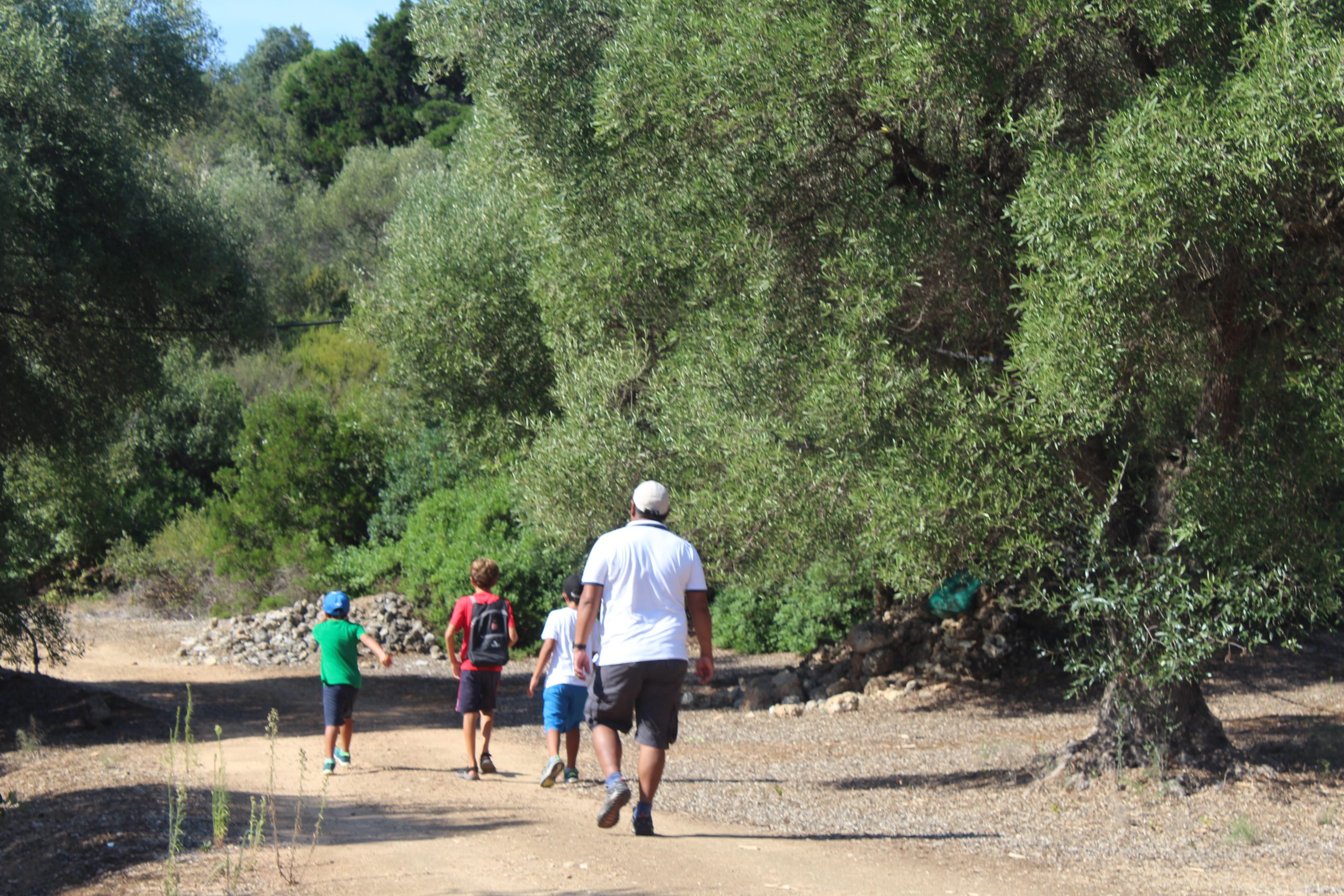 Monopoli, trekking lungo la costa alla scoperta delle grotte dipinte