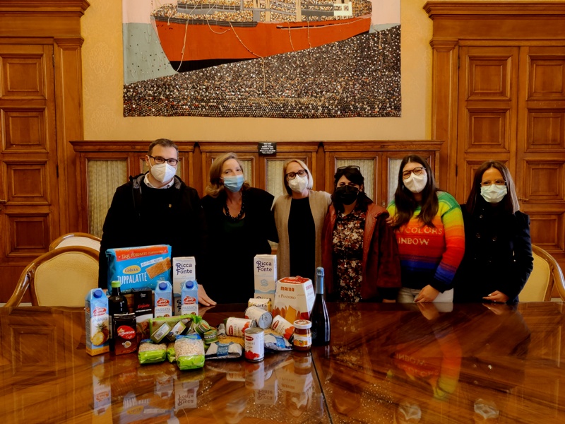 Bari, consegnati 50 pacchi alimentari donati da fondazione Banco di Napoli