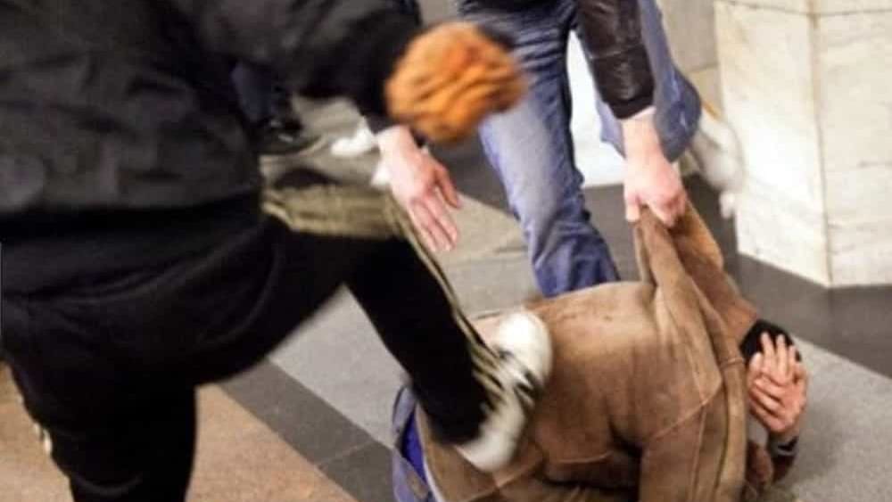 Monopoli, picchiato mentre svuotava le pattumelle