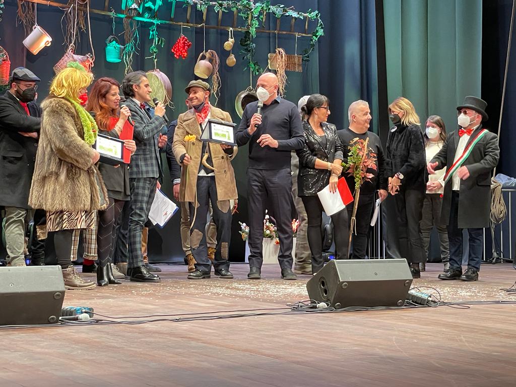 Putignano, satira e novità emozionano il teatro comunale